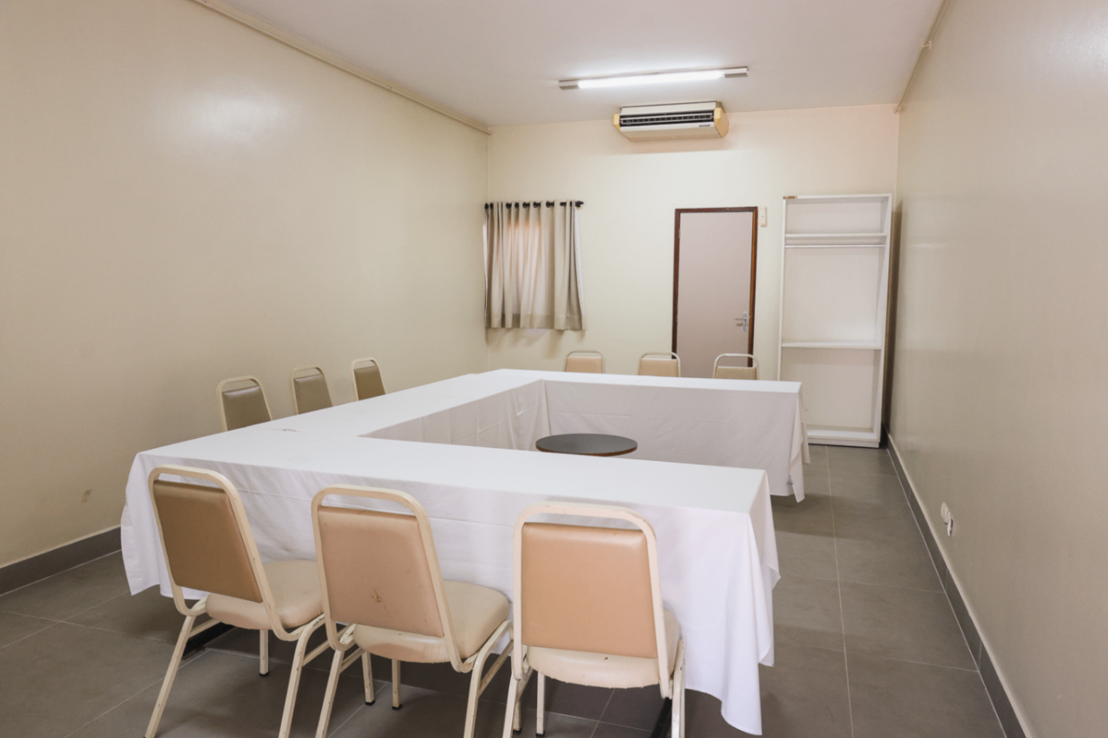 Sala quadrada para reuniões executivas em formato U