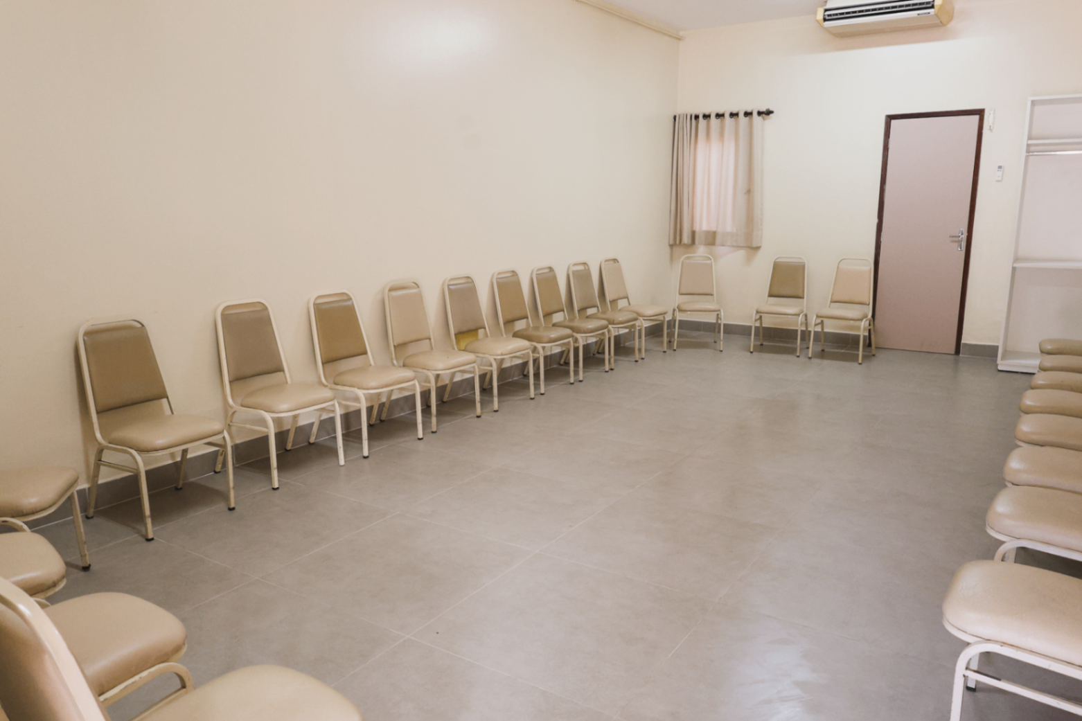 Sala de apoio com cadeiras organizadas para recepção e espera