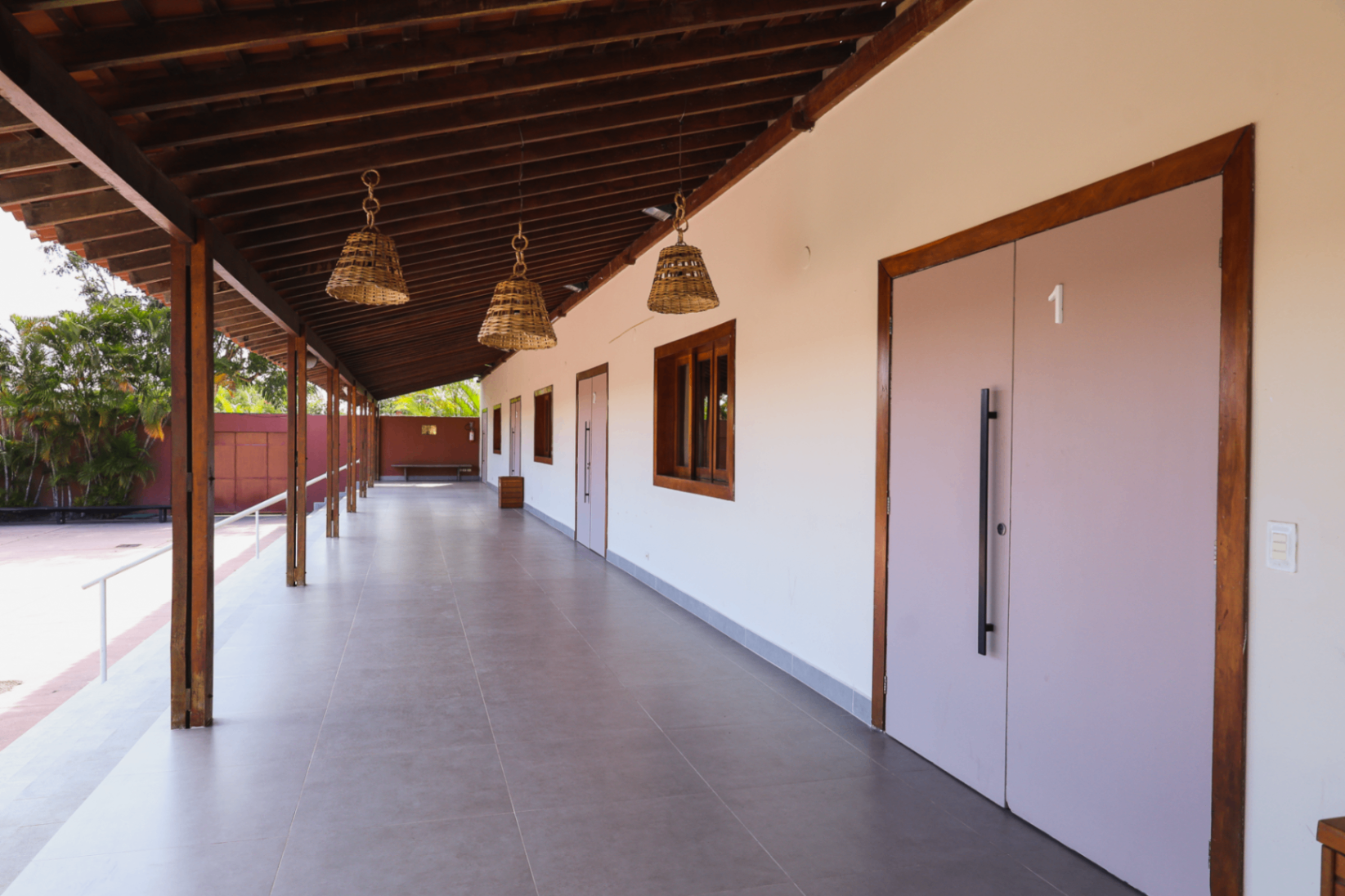 Corredor coberto com acesso às salas do centro de convenções