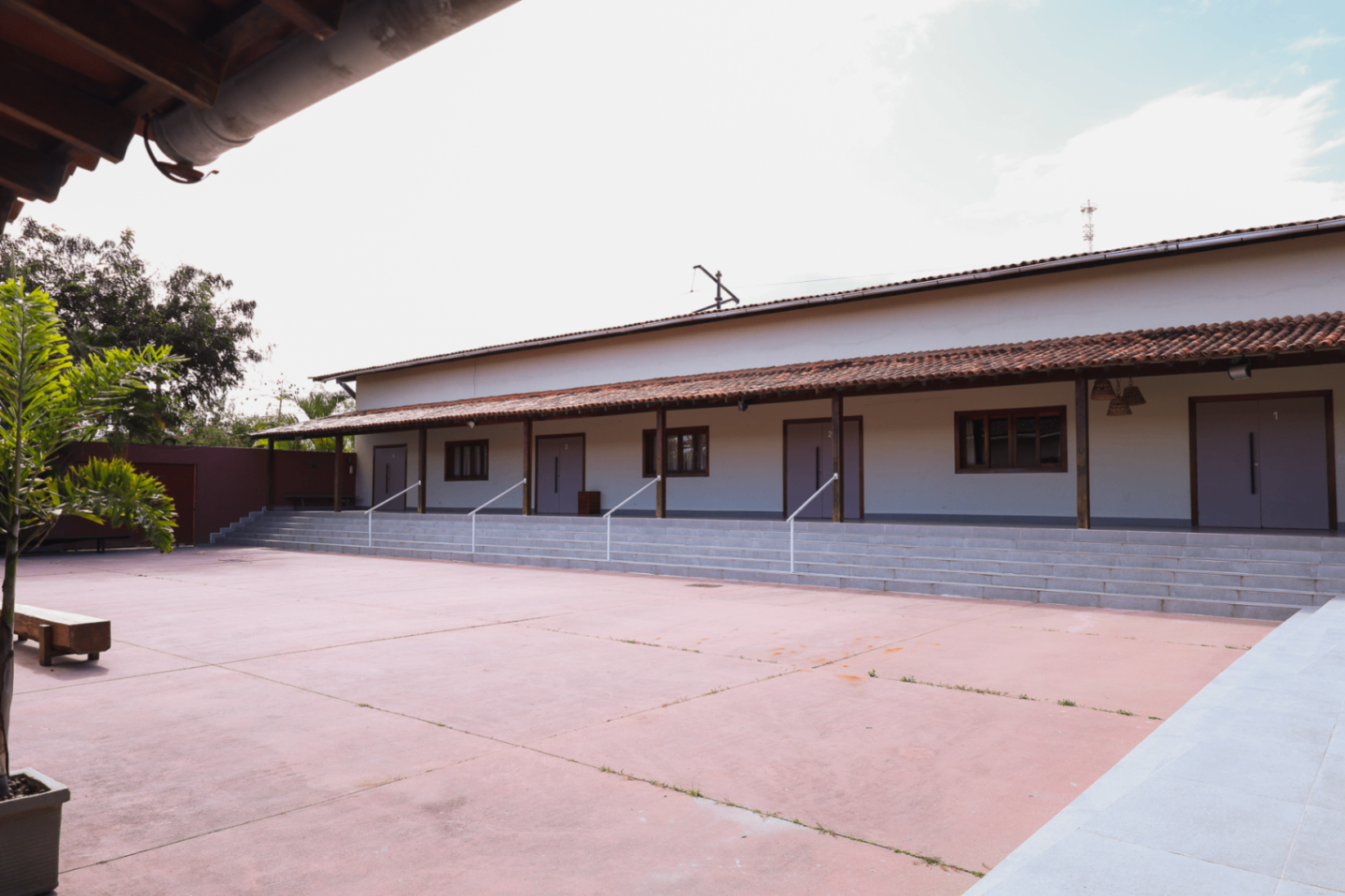 Acesso principal às salas do centro de convenções com pátio frontal